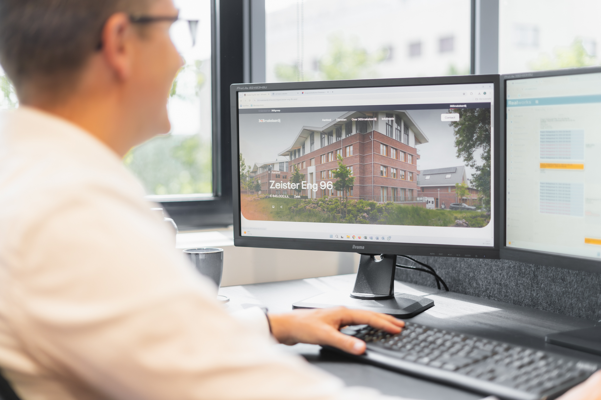 man achter de computer