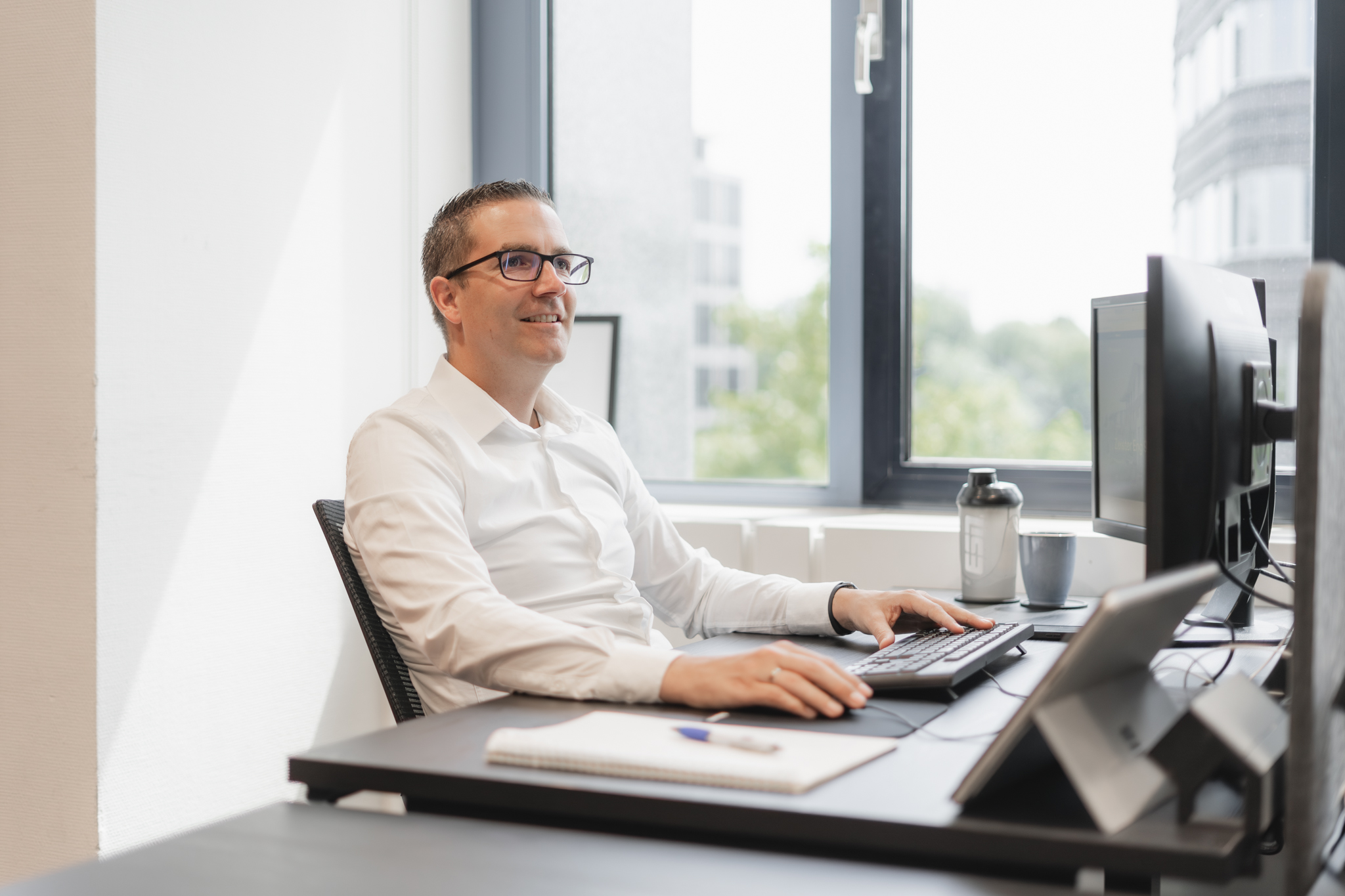 Vincent achter zijn pc