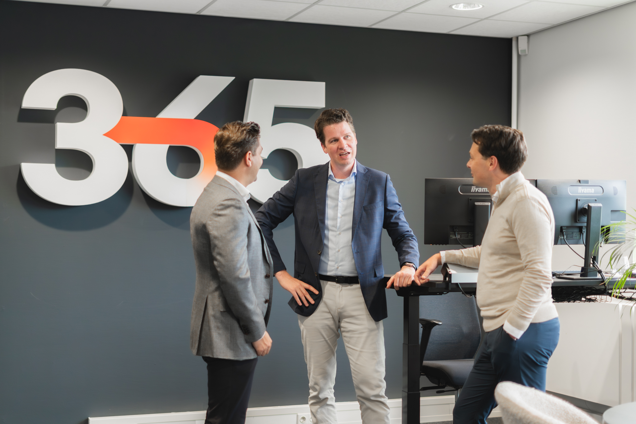 Emiel, Nathan en Sander bij het logo van 365