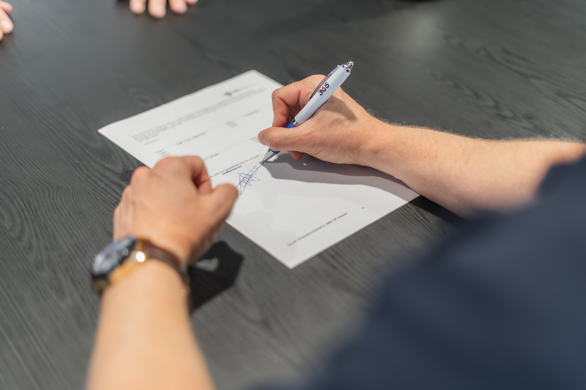 iemand tekent een contract